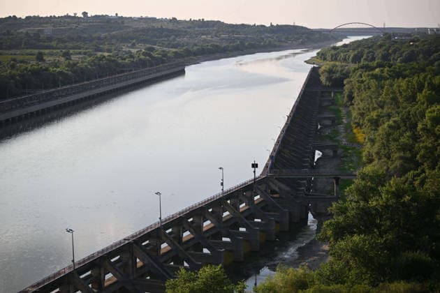 Cernavoda Nuclear Power Plant CONSTANTA, ROMANIA - AUGUST 4: A view of the Cernavoda Nuclear Power Plant as low flow rate of the Danube River has raised the risk of a shutdown of both operating reactors in Cernavoda, Constanta, Romania, on August 4, 2026. The Cernavoda Nuclear Power Plant, Romania s only nuclear power facility, produces about 20% of the country s electricity. Alex Nicodim Anadolu Constanta Romania. Editorial use only. Please get in touch for any other usage.  Copyright: x2026xAnadoluxAlexxNicodimx