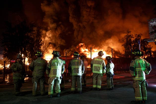 Major fire at chemical plant in Santiago SANTIAGO, CHILE - AUGUST 4: Firefighters work to extinguish a major blaze that broke out at a chemical plant as flames and smoke rise in Santiago, Chile, on August 4, 2026. Authorities suspended classes throughout the district and ordered the evacuation of nearby residents due to a chemical spill, while hundreds of firefighters continued to battle the flames. Lucas Aguayo Araos Anadolu Santiago Chile. Editorial use only. Please get in touch for any other usage.  Copyright: x2026xAnadoluxLucasxAguayoxAraosx