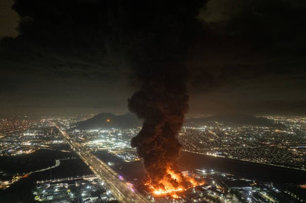 Major fire at chemical plant in Santiago SANTIAGO, CHILE - AUGUST 4: Aerial view of a large fire at a chemical plant in the Quilicura district of Santiago, Chile, on August 4, 2026. Authorities suspended classes throughout the district and ordered the evacuation of nearby residents due to the release of chemicals, while hundreds of firefighters continued to battle the flames. Lucas Aguayo Araos Anadolu Santiago Chile. Editorial use only. Please get in touch for any other usage.  Copyright: x2026xAnadoluxLucasxAguayoxAraosx