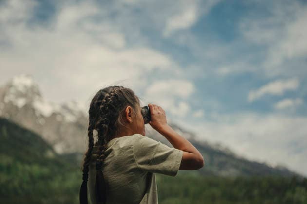 Young child using binoculars to explore the landscape Moose, Wyoming, United States CR_TYRI26071521-2078194-01 ,model released, Symbolfoto ,property released