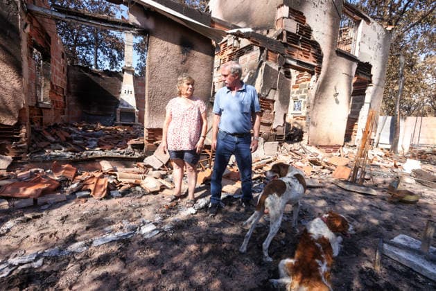 Fires in Gironde: One of the many homes destroyed on Route des Lacs in Gironde, August 4, 2026. Lucienda and José Costa de Meira discover their home. Jean Marc LHOMER, Bestimage, Le Porge, France  Copyright: xJean-MarcxLhomerx xBestimagexJean-MarcxLhomerx xBestimagex