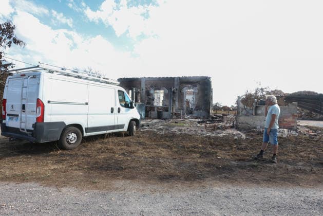 Fires in Gironde: One of the many homes destroyed on Route des Lacs in Gironde, August 4, 2026. Lionel, Emmanuel, and Stéphane from SaS Joséphine survey the extent of the damage. Jean Marc LHOMER, Bestimage, Le Porge, France  Copyright: xJean-MarcxLhomerx xBestimagexJean-MarcxLhomerx xBestimagex