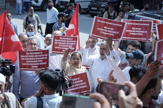 Kashmir parties protest on seventh anniversary of Article 370 revocation SRINAGAR, INDIA AUGUST 5, 2026: Supporters of regional political parties demonstrate in Srinagar, demanding the restoration of Articles 370 and 35A of the Indian Constitution. Protesters hold placards as security personnel and members of the media gather at the scene. The demonstration marks seven years since the Indian government revoked Jammu and Kashmir™s special constitutional status in 2019. The National Conference, People™s Democratic Party and Indian National Congress observed the anniversary as a Black Day, while celebrations were also held by the ruling party. Srinagar India Copyright: x xDanishxShowkatx xJNAxPressx