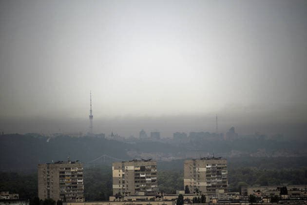 The Kyiv TV Tower dominates the skyline as dense smog and smoke shroud the Right Bank following a massive Russian attack, Kyiv, Ukraine, August 5, 2026. On the night of Wednesday, August 5, Russian forces carried out a large-scale combined strike on Kyiv and the region, employing a significant number of ballistic missiles and strike drones. The attack caused fires at civilian sites in several districts of the city, resulting in heavy smoke. (Photo by Yevhen Kotenko Ukrinform) Smoke over Kyiv after overnight Russian strike  Copyright: xYevhenxKotenkox
