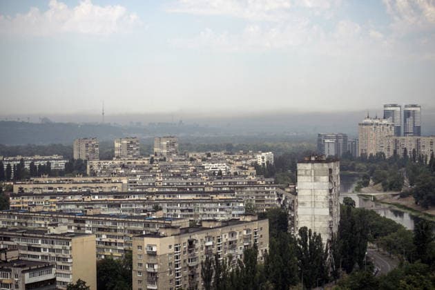 Dense smog and smoke shroud the Right Bank following a massive Russian attack, Kyiv, Ukraine, August 5, 2026. On the night of Wednesday, August 5, Russian forces carried out a large-scale combined strike on Kyiv and the region, employing a significant number of ballistic missiles and strike drones. The attack caused fires at civilian sites in several districts of the city, resulting in heavy smoke. (Photo by Yevhen Kotenko Ukrinform) Smoke over Kyiv after overnight Russian strike  Copyright: xYevhenxKotenkox