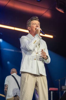 Rick Astley live beim Konzert im Tanzbrunnen in Köln am 4. August 2026. *** Rick Astley live at the Tanzbrunnen in Cologne on August 4, 2026 Copyright: xSvenxHeidmannx