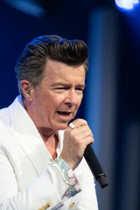 Rick Astley live beim Konzert im Tanzbrunnen in Köln am 4. August 2026. *** Rick Astley live at the Tanzbrunnen in Cologne on August 4, 2026 Copyright: xSvenxHeidmannx
