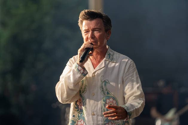 Rick Astley live beim Konzert im Tanzbrunnen in Köln am 4. August 2026. *** Rick Astley live at the Tanzbrunnen in Cologne on August 4, 2026 Copyright: xSvenxHeidmannx