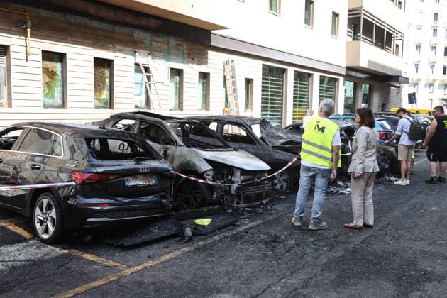 IPA87251667 - Milan, August 5, 2026: On Via Mauro Macchi, a street adjacent to the Central Bus Station, cars caught fire; the blaze, which started in a parked car, spread to nearby buildings and vehicles.  Copyright: xFrancescoxEnriquezx xFrancescoxEnriquezx 87251667.jpeg