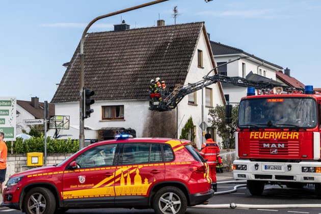 Elektrofahrzeug in Vollbrand Feuer greift auf Wohnmobil und Wohnhaus über Dach in letzter Minute gerettet In Seligenstadt geriet am 05.08.2026 gegen 08:30 Uhr in der Zellhäuser Straße ein Elektrofahrzeug in Vollbrand. Das Feuer griff auf ein Wohnmobil und ein Wohnhaus über und drang bis in den Dachstuhl vor, weshalb die Feuerwehr das Dach teilweise abdeckte und die Flammen über eine Drehleiter löschte. Eine Rauchwolke war weiträumig über der Stadt zu sehen. Die Bewohner konnten das Haus rechtzeitig verlassen, verletzt wurde niemand. Seligenstadt Hessen Deutschland *** Electric Vehicle Engulfed in Flames; Fire Spreads to RV and House; Roof Saved at the Last Minute In Seligenstadt on August 5, 2026, at around 8:30 a.m., an el
