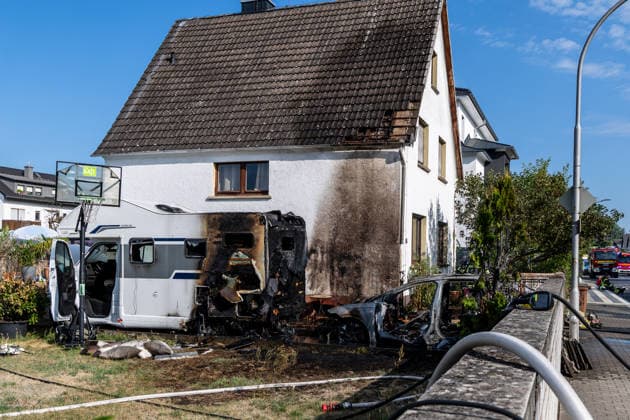 Elektrofahrzeug in Vollbrand Feuer greift auf Wohnmobil und Wohnhaus über Dach in letzter Minute gerettet In Seligenstadt geriet am 05.08.2026 gegen 08:30 Uhr in der Zellhäuser Straße ein Elektrofahrzeug in Vollbrand. Das Feuer griff auf ein Wohnmobil und ein Wohnhaus über und drang bis in den Dachstuhl vor, weshalb die Feuerwehr das Dach teilweise abdeckte und die Flammen über eine Drehleiter löschte. Eine Rauchwolke war weiträumig über der Stadt zu sehen. Die Bewohner konnten das Haus rechtzeitig verlassen, verletzt wurde niemand. Seligenstadt Hessen Deutschland *** Electric Vehicle Engulfed in Flames; Fire Spreads to RV and House; Roof Saved at the Last Minute In Seligenstadt on August 5, 2026, at around 8:30 a.m., an el