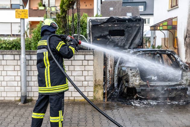 Elektrofahrzeug in Vollbrand Feuer greift auf Wohnmobil und Wohnhaus über Dach in letzter Minute gerettet In Seligenstadt geriet am 05.08.2026 gegen 08:30 Uhr in der Zellhäuser Straße ein Elektrofahrzeug in Vollbrand. Das Feuer griff auf ein Wohnmobil und ein Wohnhaus über und drang bis in den Dachstuhl vor, weshalb die Feuerwehr das Dach teilweise abdeckte und die Flammen über eine Drehleiter löschte. Eine Rauchwolke war weiträumig über der Stadt zu sehen. Die Bewohner konnten das Haus rechtzeitig verlassen, verletzt wurde niemand. Seligenstadt Hessen Deutschland *** Electric Vehicle Engulfed in Flames; Fire Spreads to RV and House; Roof Saved at the Last Minute In Seligenstadt on August 5, 2026, at around 8:30 a.m., an el