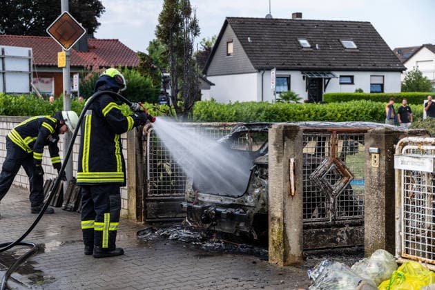 Elektrofahrzeug in Vollbrand Feuer greift auf Wohnmobil und Wohnhaus über Dach in letzter Minute gerettet In Seligenstadt geriet am 05.08.2026 gegen 08:30 Uhr in der Zellhäuser Straße ein Elektrofahrzeug in Vollbrand. Das Feuer griff auf ein Wohnmobil und ein Wohnhaus über und drang bis in den Dachstuhl vor, weshalb die Feuerwehr das Dach teilweise abdeckte und die Flammen über eine Drehleiter löschte. Eine Rauchwolke war weiträumig über der Stadt zu sehen. Die Bewohner konnten das Haus rechtzeitig verlassen, verletzt wurde niemand. Seligenstadt Hessen Deutschland *** Electric Vehicle Engulfed in Flames; Fire Spreads to RV and House; Roof Saved at the Last Minute In Seligenstadt on August 5, 2026, at around 8:30 a.m., an el