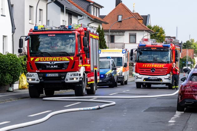 Elektrofahrzeug in Vollbrand Feuer greift auf Wohnmobil und Wohnhaus über Dach in letzter Minute gerettet In Seligenstadt geriet am 05.08.2026 gegen 08:30 Uhr in der Zellhäuser Straße ein Elektrofahrzeug in Vollbrand. Das Feuer griff auf ein Wohnmobil und ein Wohnhaus über und drang bis in den Dachstuhl vor, weshalb die Feuerwehr das Dach teilweise abdeckte und die Flammen über eine Drehleiter löschte. Eine Rauchwolke war weiträumig über der Stadt zu sehen. Die Bewohner konnten das Haus rechtzeitig verlassen, verletzt wurde niemand. Seligenstadt Hessen Deutschland *** Electric Vehicle Engulfed in Flames; Fire Spreads to RV and House; Roof Saved at the Last Minute In Seligenstadt on August 5, 2026, at around 8:30 a.m., an el
