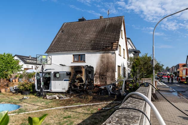 Elektrofahrzeug in Vollbrand Feuer greift auf Wohnmobil und Wohnhaus über Dach in letzter Minute gerettet In Seligenstadt geriet am 05.08.2026 gegen 08:30 Uhr in der Zellhäuser Straße ein Elektrofahrzeug in Vollbrand. Das Feuer griff auf ein Wohnmobil und ein Wohnhaus über und drang bis in den Dachstuhl vor, weshalb die Feuerwehr das Dach teilweise abdeckte und die Flammen über eine Drehleiter löschte. Eine Rauchwolke war weiträumig über der Stadt zu sehen. Die Bewohner konnten das Haus rechtzeitig verlassen, verletzt wurde niemand. Seligenstadt Hessen Deutschland *** Electric Vehicle Engulfed in Flames; Fire Spreads to RV and House; Roof Saved at the Last Minute In Seligenstadt on August 5, 2026, at around 8:30 a.m., an el