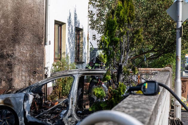 Elektrofahrzeug in Vollbrand Feuer greift auf Wohnmobil und Wohnhaus über Dach in letzter Minute gerettet In Seligenstadt geriet am 05.08.2026 gegen 08:30 Uhr in der Zellhäuser Straße ein Elektrofahrzeug in Vollbrand. Das Feuer griff auf ein Wohnmobil und ein Wohnhaus über und drang bis in den Dachstuhl vor, weshalb die Feuerwehr das Dach teilweise abdeckte und die Flammen über eine Drehleiter löschte. Eine Rauchwolke war weiträumig über der Stadt zu sehen. Die Bewohner konnten das Haus rechtzeitig verlassen, verletzt wurde niemand. Seligenstadt Hessen Deutschland *** Electric Vehicle Engulfed in Flames; Fire Spreads to RV and House; Roof Saved at the Last Minute In Seligenstadt on August 5, 2026, at around 8:30 a.m., an el
