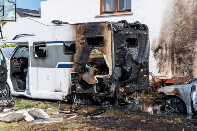 Elektrofahrzeug in Vollbrand Feuer greift auf Wohnmobil und Wohnhaus über Dach in letzter Minute gerettet In Seligenstadt geriet am 05.08.2026 gegen 08:30 Uhr in der Zellhäuser Straße ein Elektrofahrzeug in Vollbrand. Das Feuer griff auf ein Wohnmobil und ein Wohnhaus über und drang bis in den Dachstuhl vor, weshalb die Feuerwehr das Dach teilweise abdeckte und die Flammen über eine Drehleiter löschte. Eine Rauchwolke war weiträumig über der Stadt zu sehen. Die Bewohner konnten das Haus rechtzeitig verlassen, verletzt wurde niemand. Seligenstadt Hessen Deutschland *** Electric Vehicle Engulfed in Flames; Fire Spreads to RV and House; Roof Saved at the Last Minute In Seligenstadt on August 5, 2026, at around 8:30 a.m., an el