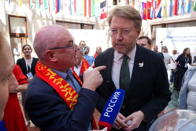 RUSSIA, MOSCOW - AUGUST 5, 2026: Yabloko Party Chairman Nikolai Rybakov (R) is seen before the ballot paper draw for the forthcoming 2026 Russian State Duma Election, at the office of the Central Electoral Commission of Russia. The election will be held on 18-20 September Moscow Russia  - ZUMAt113 20260805_zaa_t113_070 Copyright: xSergeixKarpukhinx