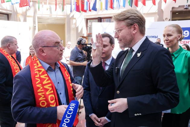 RUSSIA, MOSCOW - AUGUST 5, 2026: Yabloko Party Chairman Nikolai Rybakov (R) is seen before the ballot paper draw for the forthcoming 2026 Russian State Duma Election, at the office of the Central Electoral Commission of Russia. The election will be held on 18-20 September Moscow Russia  - ZUMAt113 20260805_zaa_t113_094 Copyright: xSergeixKarpukhinx