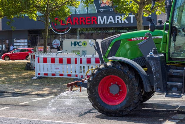 Extremwetter und Hitzewelle in Nürnberg, 05.08.2026 Ein Fendt-Traktor kühlt bei extremer Hitze Straßenbahnschienen mit Wasser, um ein Ablösen des Bitumen zu verhindern. So soll der Straßenbahnbetrieb während der Hitzewelle aufrechterhalten werden. Nürnberg Bayern Deutschland *** Extreme Weather and Heat Wave in Nuremberg, August 5, 2026: A Fendt tractor is spraying water on tram tracks in the extreme heat to prevent the bitumen from peeling off. This is intended to keep tram service running during the heat wave. Nuremberg, Bavaria, Germany 20260805-286A4229-M4000