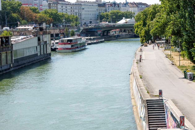 Hitzewelle in Österreich: Lokalaugenschein in Wien Innere Stadt *** Heatwave in Austria: On-location report from Vienna s city centre Am Nachmittag gegen 14:50 Uhr wurde mit 41 Grad Celsius in Stammersdorf bei Wien die höchste, in Österreich jemals gemessen Temperatur seit Beginn der Messungen verzeichnet. Im Bild: Blick auf den Donaukanal, aufgenommen, am 04. August 2026 am Schwedenplatz in Wien. *** In the afternoon, at around 2:50 p.m., a temperature of 41 degrees Celsius was recorded in Stammersdorf near Vienna the highest temperature ever measured in Austria since records began. In the picture: View of the Danube Canal in Vienna, on August 4, 2026. 