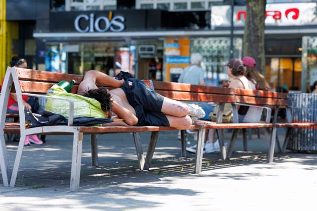 Hitzewelle in Österreich: Lokalaugenschein in Wien Innere Stadt *** Heatwave in Austria: On-location report from Vienna s city centre Am Nachmittag gegen 14:50 Uhr wurde mit 41 Grad Celsius in Stammersdorf bei Wien die höchste, in Österreich jemals gemessen Temperatur seit Beginn der Messungen verzeichnet. Im Bild: Ein obdachlose Person sucht Schutz im Schatten einer Parkbank, aufgenommen, am 04. August 2026 am Schwedenplatz in Wien. *** In the afternoon, at around 2:50 p.m., a temperature of 41 degrees Celsius was recorded in Stammersdorf near Vienna the highest temperature ever measured in Austria since records began. In the picture: A homeless person hides in the shadow on a bench in Vienna, on August 4, 2026. 