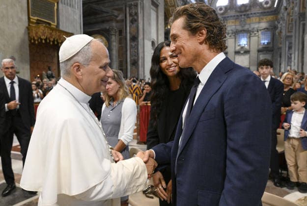 Pope Leo XIV Meets Matthew McConaughey - Vatican Pope Leo XIV greets US actor Matthew McConaughey and his wife Camila Alves McConaughey at the end of the weekly general audience in St. Peter s Basilica, Vatican on August 5, 2026. Recently Matthew McConaughey has spoken openly about his Christian faith, religion, and spirituality across several viral clips, interviews, and public appearances. Photo by (EV) Simone Risoluti Vatican Media ABACAPRESS.COM Rome Vatican (or Holy See)  Copyright: xABACAx