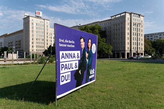 Berlin,04.08.2026,Wahlplakat der Partei Volt Anna und Paul zur Wahl zum 20.Abgeordnetenhaus von Berlin sowie zu den Bezirksverordnetenversammlungen am 20.09.2026. *** Berlin, August 4, 2026—Election poster for the Volt Party’s candidates Anna and Paul in the election for the 20th Berlin House of Representatives and the district councils on September 20, 2026