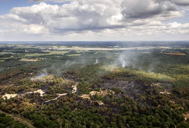 OOSTRUM - Aerial photos of the Boschhuizerbergen nature reserve near Venray in Limburg, where the fire department is battling a large wildfire. The fire department is receiving assistance from Belgium in fighting the fire. SEM VAN DER WAL ANP netherlands out - belgium out  Copyright: xx x564915467x originalFilename: 564915467.jpg