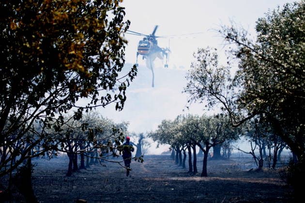 August 5, 2026, Koropi, Greece: Firefighters battle a wildfire in the Koropi area, southeast of Athens, as helicopters carry out repeated water drops to contain the flames. Ground crews worked alongside aerial firefighting units to prevent the fire from spreading amid dry conditions and strong winds. Koropi Greece  - ZUMAv62_ 20260805_zaf_v62_035 Copyright: xAristidisxVafeiadakisx
