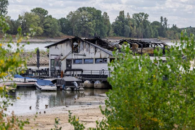 Sürther Bootshaus in Köln einen Tag nach dem Großbrand Ein Tag nach dem Großbrand: Das Sürther Bootshaus in Köln-Sürth, ein beliebtes Ausflugslokal und Restaurant direkt am Rhein, liegt in Trümmern bei dem Feuer am 04.08.2026 brannte vor allem der Dachbereich vollständig aus. Rund 100 Einsatzkräfte der Feuerwehr waren im Großeinsatz, verletzt wurde niemand, die Brandursache ist weiterhin unklar. Köln Sürth Nordrhein-Westfalen Deutschland *** The Sürth Boathouse in Cologne, One Day After the Major Fire One day after the major fire, the Sürth Boathouse in Cologne-Sürth, a popular destination for day trips and a restaurant right on the Rhine, lies in ruins following the fire on August 4, 2026. The roof area, in particular, bur Copyright: xMarcxJohnx