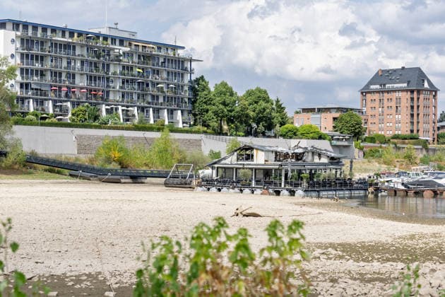 Sürther Bootshaus in Köln einen Tag nach dem Großbrand Ein Tag nach dem Großbrand: Das Sürther Bootshaus in Köln-Sürth, ein beliebtes Ausflugslokal und Restaurant direkt am Rhein, liegt in Trümmern bei dem Feuer am 04.08.2026 brannte vor allem der Dachbereich vollständig aus. Rund 100 Einsatzkräfte der Feuerwehr waren im Großeinsatz, verletzt wurde niemand, die Brandursache ist weiterhin unklar. Köln Sürth Nordrhein-Westfalen Deutschland *** The Sürth Boathouse in Cologne, One Day After the Major Fire One day after the major fire, the Sürth Boathouse in Cologne-Sürth, a popular destination for day trips and a restaurant right on the Rhine, lies in ruins following the fire on August 4, 2026. The roof area, in particular, bur Copyright: xMarcxJohnx