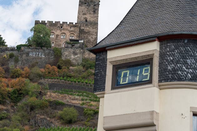 Historisch: Rheinpegel durchbricht erneut Allzeit tief erstmalig 19 cm am Pegel Kaub gemessen Der Pegel des Rheins erreicht einen historischen Tiefstand. Nachdem der Pegel Kaub in den vergangenen 24 Stunden erneut um acht Zentimeter gefallen war, erreichte er am Mittwochnachmittag, 05.08.2026, erstmalig den Stand von 19 cm. Kurzzeitig wurden sogar 18 cm Pegelstand erreicht. Bereits seit Wochen ist die Schifffahrt durch den Wassermangel erheblich behindert. Der heutige Tiefstand dürfte die Situation noch verschärfen. Kaub Rheinland-Pfalz Deutschland *** Rhine Water Level Hits New All-Time Low; 19 cm Recorded for the First Time at the Kaub Gauge The Rhine’s water level has reached a historic low. After the Kaub gauge dropped another ei