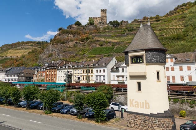 Historisch: Rheinpegel durchbricht erneut Allzeit tief erstmalig 19 cm am Pegel Kaub gemessen Der Pegel des Rheins erreicht einen historischen Tiefstand. Nachdem der Pegel Kaub in den vergangenen 24 Stunden erneut um acht Zentimeter gefallen war, erreichte er am Mittwochnachmittag, 05.08.2026, erstmalig den Stand von 19 cm. Kurzzeitig wurden sogar 18 cm Pegelstand erreicht. Bereits seit Wochen ist die Schifffahrt durch den Wassermangel erheblich behindert. Der heutige Tiefstand dürfte die Situation noch verschärfen. Kaub Rheinland-Pfalz Deutschland *** Rhine Water Level Hits New All-Time Low; 19 cm Recorded for the First Time at the Kaub Gauge The Rhine’s water level has reached a historic low. After the Kaub gauge dropped another ei