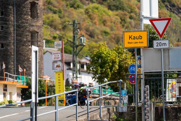 Historisch: Rheinpegel durchbricht erneut Allzeit tief erstmalig 19 cm am Pegel Kaub gemessen Der Pegel des Rheins erreicht einen historischen Tiefstand. Nachdem der Pegel Kaub in den vergangenen 24 Stunden erneut um acht Zentimeter gefallen war, erreichte er am Mittwochnachmittag, 05.08.2026, erstmalig den Stand von 19 cm. Kurzzeitig wurden sogar 18 cm Pegelstand erreicht. Bereits seit Wochen ist die Schifffahrt durch den Wassermangel erheblich behindert. Der heutige Tiefstand dürfte die Situation noch verschärfen. Kaub Rheinland-Pfalz Deutschland *** Rhine Water Level Hits New All-Time Low; 19 cm Recorded for the First Time at the Kaub Gauge The Rhine’s water level has reached a historic low. After the Kaub gauge dropped another ei