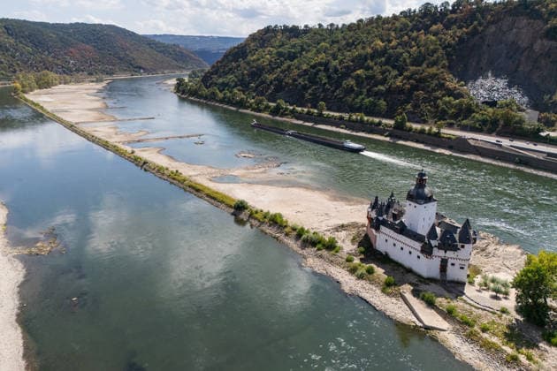Historisch: Rheinpegel durchbricht erneut Allzeit tief erstmalig 19 cm am Pegel Kaub gemessen Der Pegel des Rheins erreicht einen historischen Tiefstand. Nachdem der Pegel Kaub in den vergangenen 24 Stunden erneut um acht Zentimeter gefallen war, erreichte er am Mittwochnachmittag, 05.08.2026, erstmalig den Stand von 19 cm. Kurzzeitig wurden sogar 18 cm Pegelstand erreicht. Bereits seit Wochen ist die Schifffahrt durch den Wassermangel erheblich behindert. Der heutige Tiefstand dürfte die Situation noch verschärfen. Kaub Rheinland-Pfalz Deutschland *** Rhine Water Level Hits New All-Time Low; 19 cm Recorded for the First Time at the Kaub Gauge The Rhine’s water level has reached a historic low. After the Kaub gauge dropped another ei