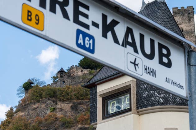 Historisch: Rheinpegel durchbricht erneut Allzeit tief erstmalig 19 cm am Pegel Kaub gemessen Der Pegel des Rheins erreicht einen historischen Tiefstand. Nachdem der Pegel Kaub in den vergangenen 24 Stunden erneut um acht Zentimeter gefallen war, erreichte er am Mittwochnachmittag, 05.08.2026, erstmalig den Stand von 19 cm. Kurzzeitig wurden sogar 18 cm Pegelstand erreicht. Bereits seit Wochen ist die Schifffahrt durch den Wassermangel erheblich behindert. Der heutige Tiefstand dürfte die Situation noch verschärfen. Kaub Rheinland-Pfalz Deutschland *** Rhine Water Level Hits New All-Time Low; 19 cm Recorded for the First Time at the Kaub Gauge The Rhine’s water level has reached a historic low. After the Kaub gauge dropped another ei