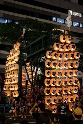 August 5, 2026, Akita, Japan: Visitors look at participants balancing bamboo poles adorned with paper lanterns (kanto) during the Akita Kanto Festival in Akita City. The annual event is one of the Tohoku region s three great festivals, where street performers skillfully balance over 270 towering bamboo poles (with the largest measuring 12 meters and weighing 50 kilograms) adorned with up to 46 candle-lit paper lanterns on their hands, shoulders, and foreheads to the rhythmic chant of dokkoisho. The festival runs from August 3 to 6. Akita Japan  - ZUMAm191 20260805_aap_m191_002 Copyright: xRodrigoxReyesxMarinx