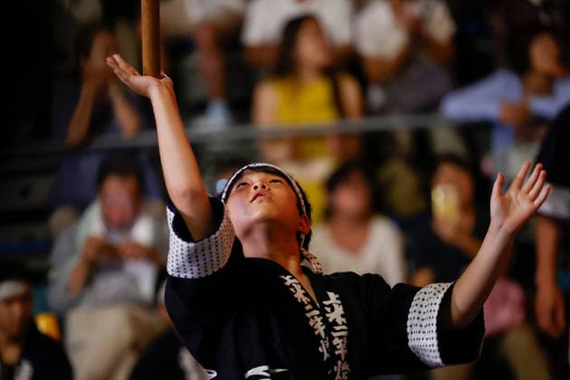 August 5, 2026, Akita, Japan: A participant balances a bamboo pole adorned with paper lanterns (kanto) on his hand during the Akita Kanto Festival in Akita City. The annual event is one of the Tohoku region s three great festivals, where street performers skillfully balance over 270 towering bamboo poles (with the largest measuring 12 meters and weighing 50 kilograms) adorned with up to 46 candle-lit paper lanterns on their hands, shoulders, and foreheads to the rhythmic chant of dokkoisho. The festival runs from August 3 to 6. Akita Japan  - ZUMAm191 20260805_aap_m191_004 Copyright: xRodrigoxReyesxMarinx