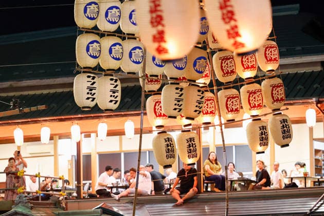 August 5, 2026, Akita, Japan: Visitors admire participants balancing bamboo poles adorned with paper lanterns (kanto) during the Akita Kanto Festival in Akita City. The annual event is one of the Tohoku region s three great festivals, where street performers skillfully balance over 270 towering bamboo poles (with the largest measuring 12 meters and weighing 50 kilograms) adorned with up to 46 candle-lit paper lanterns on their hands, shoulders, and foreheads to the rhythmic chant of dokkoisho. The festival runs from August 3 to 6. Akita Japan  - ZUMAm191 20260805_aap_m191_005 Copyright: xRodrigoxReyesxMarinx