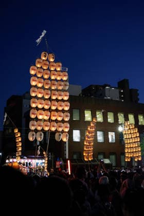 August 5, 2026, Akita, Japan: Visitors look at participants balancing bamboo poles adorned with paper lanterns (kanto) during the Akita Kanto Festival in Akita City. The annual event is one of the Tohoku region s three great festivals, where street performers skillfully balance over 270 towering bamboo poles (with the largest measuring 12 meters and weighing 50 kilograms) adorned with up to 46 candle-lit paper lanterns on their hands, shoulders, and foreheads to the rhythmic chant of dokkoisho. The festival runs from August 3 to 6. Akita Japan  - ZUMAm191 20260805_aap_m191_010 Copyright: xRodrigoxReyesxMarinx