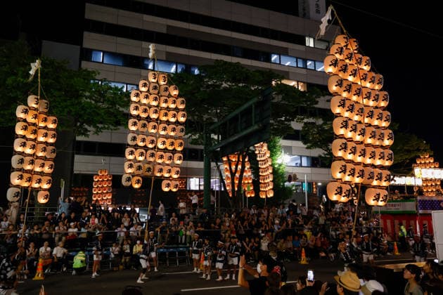 August 5, 2026, Akita, Japan: Participants balance bamboo poles adorned with paper lanterns (kanto) on their shoulders during the Akita Kanto Festival in Akita City. The annual event is one of the Tohoku region s three great festivals, where street performers skillfully balance over 270 towering bamboo poles (with the largest measuring 12 meters and weighing 50 kilograms) adorned with up to 46 candle-lit paper lanterns on their hands, shoulders, and foreheads to the rhythmic chant of dokkoisho. The festival runs from August 3 to 6. Akita Japan  - ZUMAm191 20260805_aap_m191_018 Copyright: xRodrigoxReyesxMarinx