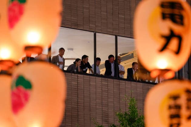 August 5, 2026, Akita, Japan: People admire participants balancing bamboo poles adorned with paper lanterns (kanto) during the Akita Kanto Festival in Akita City. The annual event is one of the Tohoku region s three great festivals, where street performers skillfully balance over 270 towering bamboo poles (with the largest measuring 12 meters and weighing 50 kilograms) adorned with up to 46 candle-lit paper lanterns on their hands, shoulders, and foreheads to the rhythmic chant of dokkoisho. The festival runs from August 3 to 6. Akita Japan  - ZUMAm191 20260805_aap_m191_022 Copyright: xRodrigoxReyesxMarinx