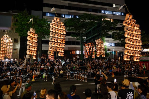 August 5, 2026, Akita, Japan: Participants balance bamboo poles adorned with paper lanterns (kanto) on their shoulders during the Akita Kanto Festival in Akita City. The annual event is one of the Tohoku region s three great festivals, where street performers skillfully balance over 270 towering bamboo poles (with the largest measuring 12 meters and weighing 50 kilograms) adorned with up to 46 candle-lit paper lanterns on their hands, shoulders, and foreheads to the rhythmic chant of dokkoisho. The festival runs from August 3 to 6. Akita Japan  - ZUMAm191 20260805_aap_m191_025 Copyright: xRodrigoxReyesxMarinx