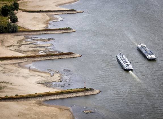NIJMEGEN - Aerial photo of dry riverbeds due to low water levels. It will remain drier and warmer than average in the coming weeks as well. This means, among other things, that the discharge of the Rhine will remain extremely low. Groundwater levels are also low to extremely low. No significant precipitation is expected for the time being, including in other countries through which the Rhine flows. SEM VAN DER WAL ANP netherlands out - belgium out  Copyright: xx x564919687x originalFilename: 564919687.jpg
