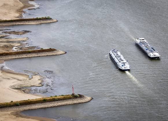 NIJMEGEN - Aerial photo of dry riverbeds due to low water levels. It will remain drier and warmer than average in the coming weeks as well. This means, among other things, that the discharge of the Rhine will remain extremely low. Groundwater levels are also low to extremely low. No significant precipitation is expected for the time being, including in other countries through which the Rhine flows. SEM VAN DER WAL ANP netherlands out - belgium out  Copyright: xx x564919691x originalFilename: 564919691.jpg