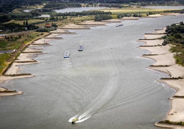 NIJMEGEN - Aerial photo of dry riverbeds due to low water levels. It will remain drier and warmer than average in the coming weeks as well. This means, among other things, that the discharge of the Rhine will remain extremely low. Groundwater levels are also low to extremely low. No significant precipitation is expected for the time being, including in other countries through which the Rhine flows. SEM VAN DER WAL ANP netherlands out - belgium out  Copyright: xx x564919912x originalFilename: 564919912.jpg