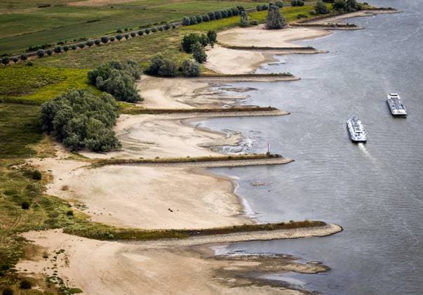 NIJMEGEN - Aerial photo of dry riverbeds due to low water levels. It will remain drier and warmer than average in the coming weeks as well. This means, among other things, that the discharge of the Rhine will remain extremely low. Groundwater levels are also low to extremely low. No significant precipitation is expected for the time being, including in other countries through which the Rhine flows. SEM VAN DER WAL ANP netherlands out - belgium out  Copyright: xx x564919937x originalFilename: 564919937.jpg