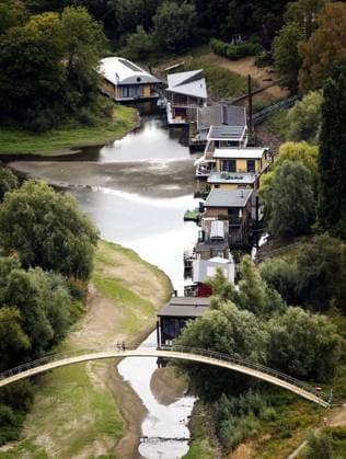 NIJMEGEN - Aerial photo of houseboats grounded due to low water levels. It will remain drier and warmer than average in the coming weeks as well. This means, among other things, that the discharge of the Rhine will remain extremely low. Groundwater levels are also low to extremely low. No significant precipitation is expected for the time being, including in other countries through which the Rhine flows. SEM VAN DER WAL ANP netherlands out - belgium out  Copyright: xx x564920398x originalFilename: 564920398.jpg