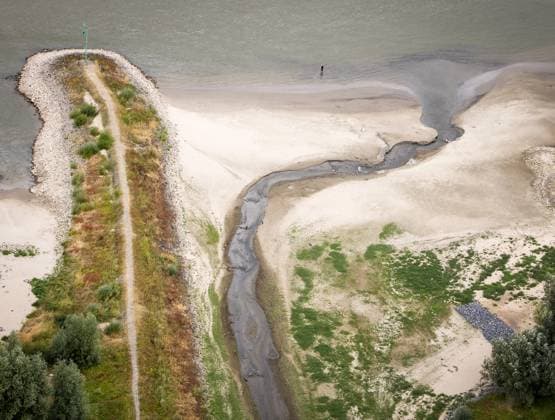 NIJMEGEN - Aerial photo of dry riverbeds due to low water levels. It will remain drier and warmer than average in the coming weeks as well. This means, among other things, that the discharge of the Rhine will remain extremely low. Groundwater levels are also low to extremely low. No significant precipitation is expected for the time being, including in other countries through which the Rhine flows. SEM VAN DER WAL ANP netherlands out - belgium out  Copyright: xx x564920401x originalFilename: 564920401.jpg